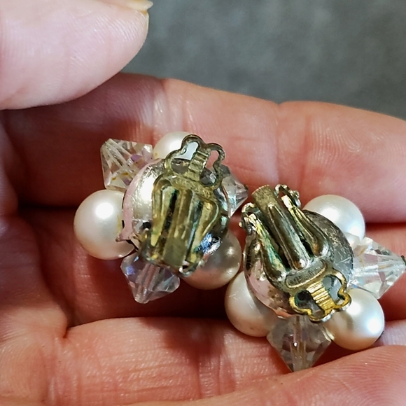 VINTAGE 60s CLUSTERED WHITE FAUX PEARL AB CRYSTAL CLIP-ON 1" EARRINGS - Picture 9 of 10